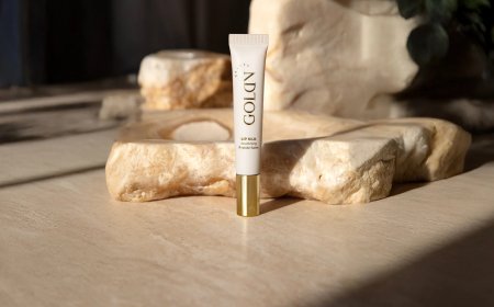 Lightweight Lip Gloss: Finding the Right Balance of Shine and Comfort