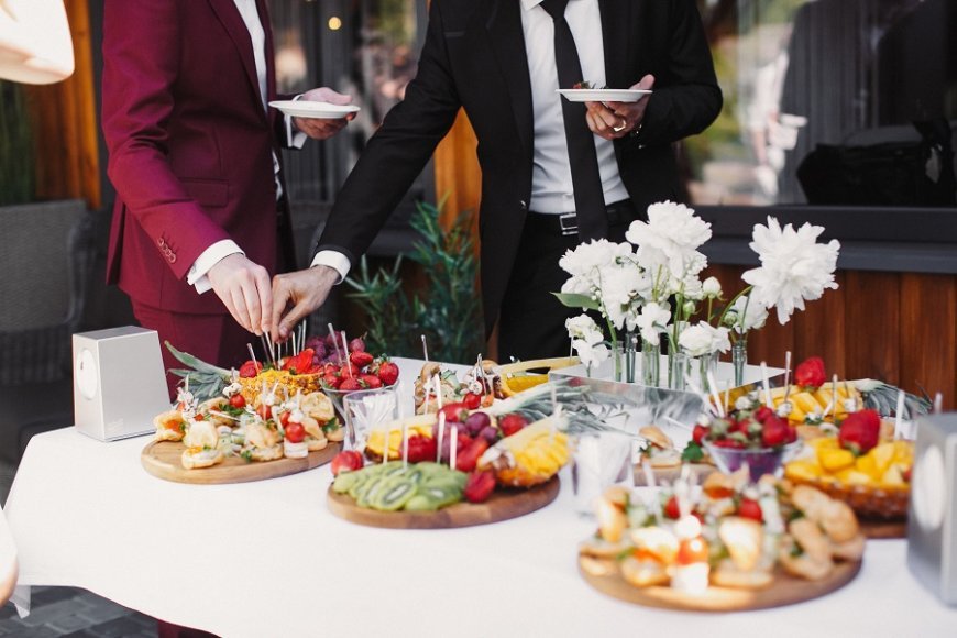 Elevated Entertaining: How to Choose Statement Arrangements for Holiday Buffets