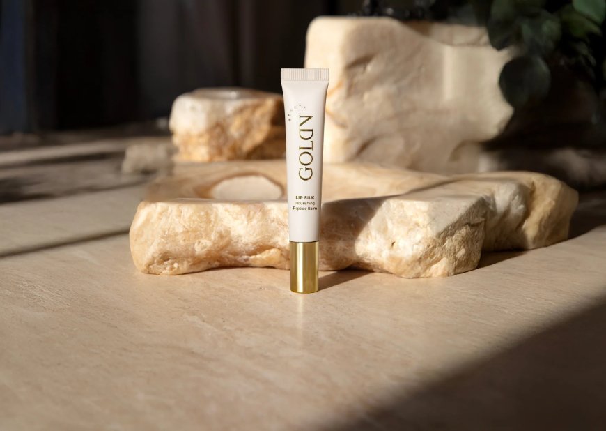 Lightweight Lip Gloss: Finding the Right Balance of Shine and Comfort